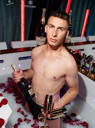 HOT GAY IN THE JACUZZI - Personal ad Warsaw
